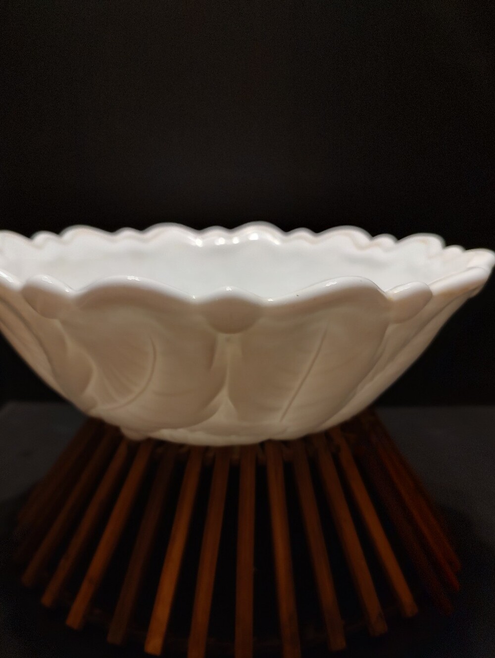 🌸🥣🌸 Beautiful Vintage 60's Milk Glass Floral Embossed Serving Bowl